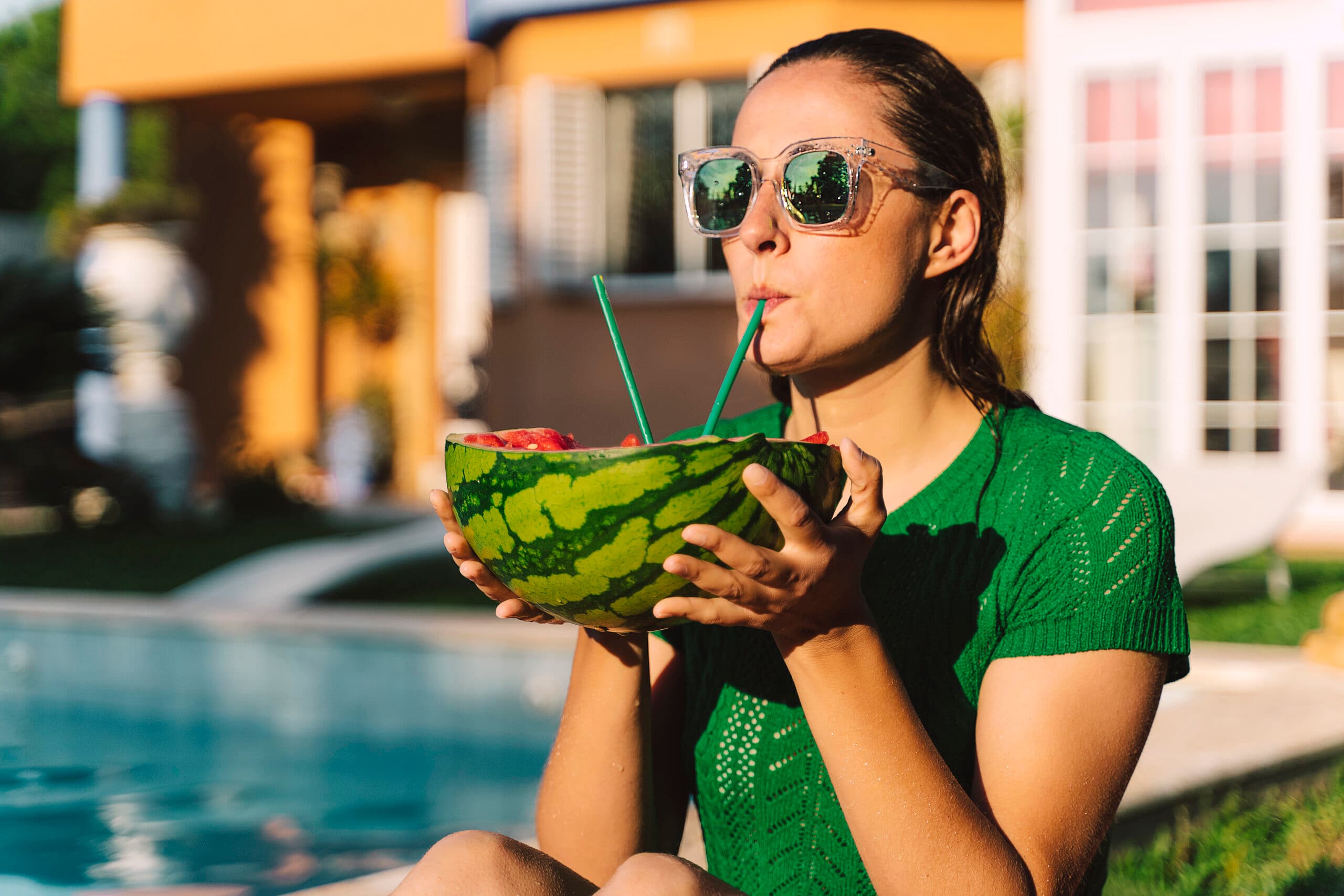 femme dégustant une pastèque en été au soleil