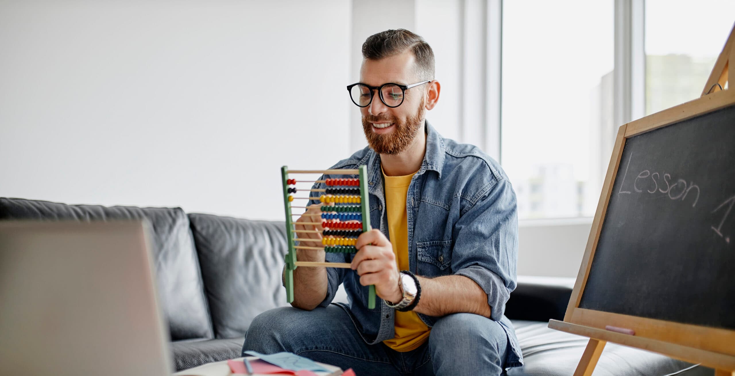 Personne qui compte et fait une démonstration sur un support en bois