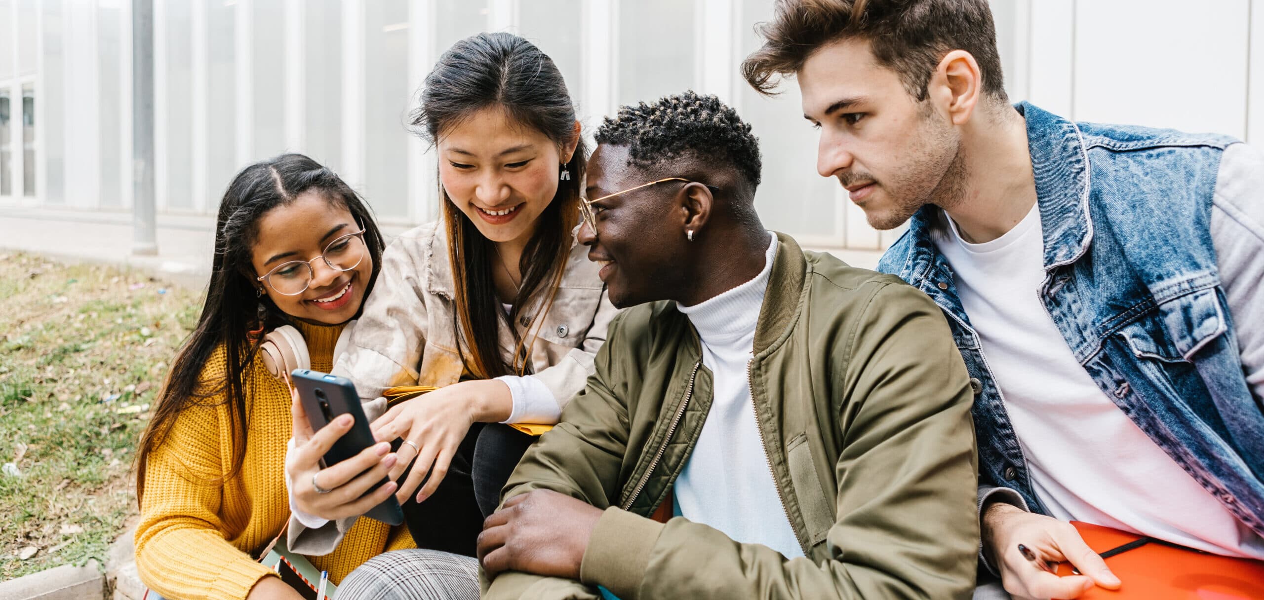 Groupe de personnes regardant leur téléphone
