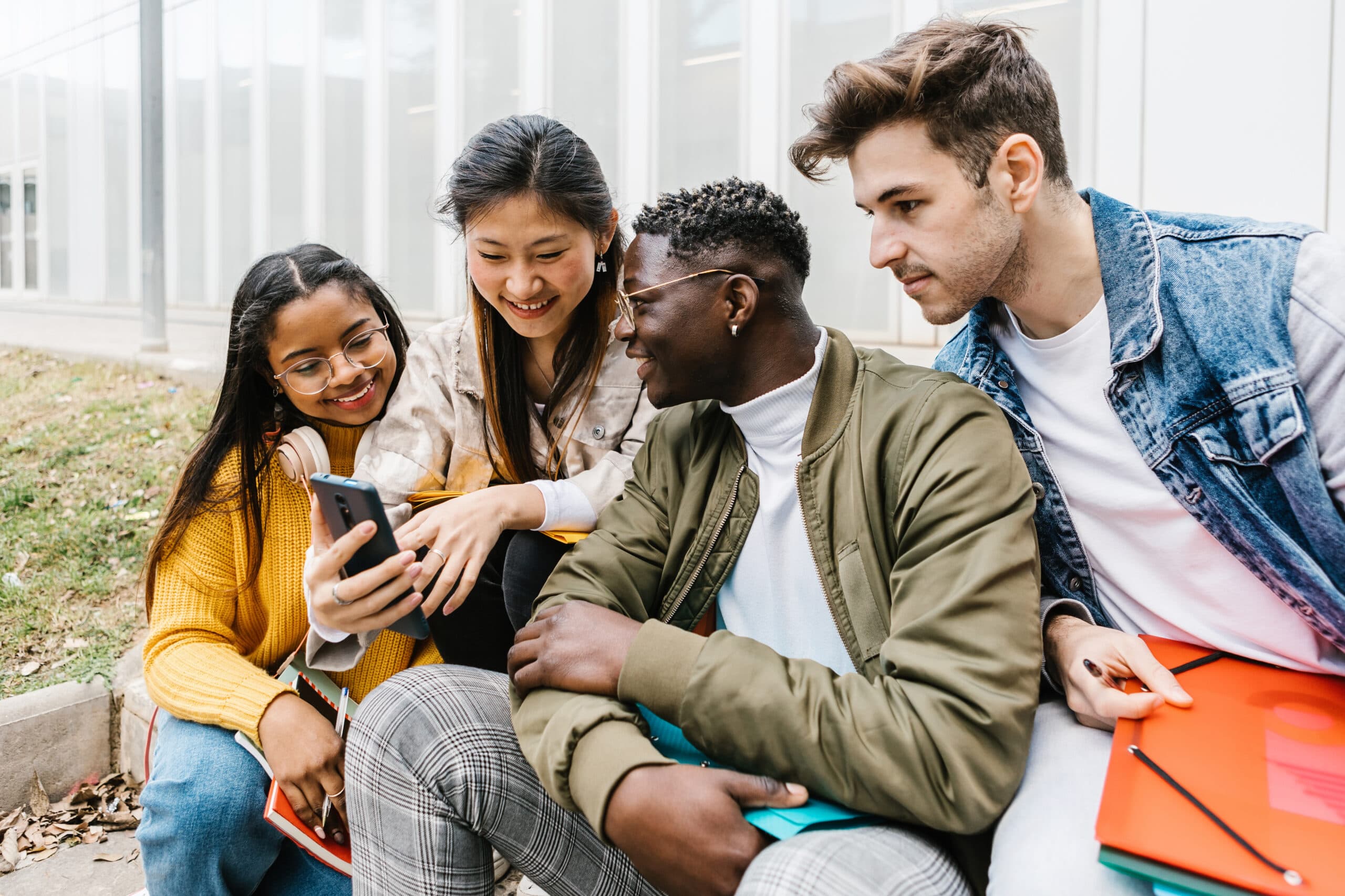 Groupe de personnes regardant leur téléphone